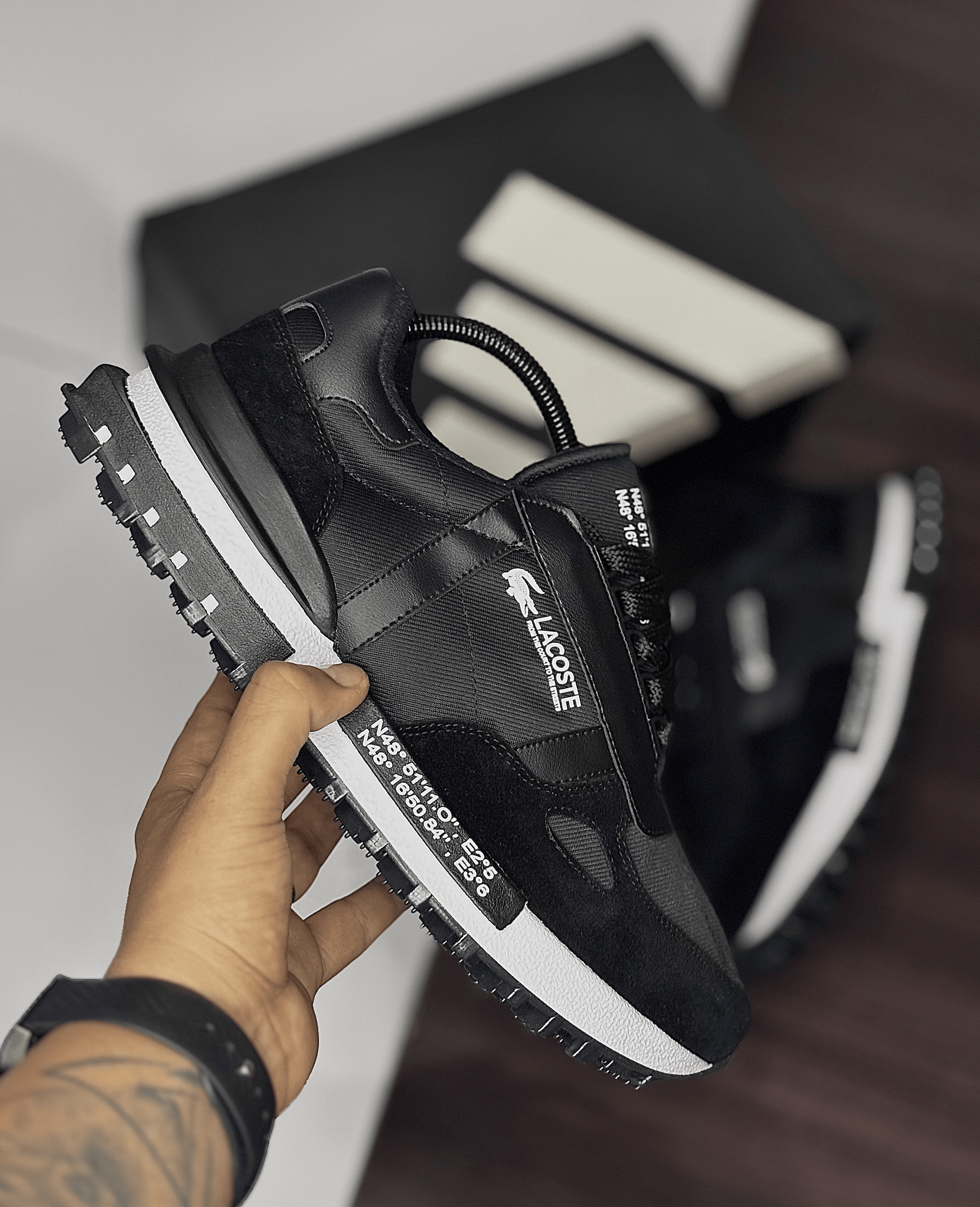 LACOSTE ELITE  color NEGRO BLANCO