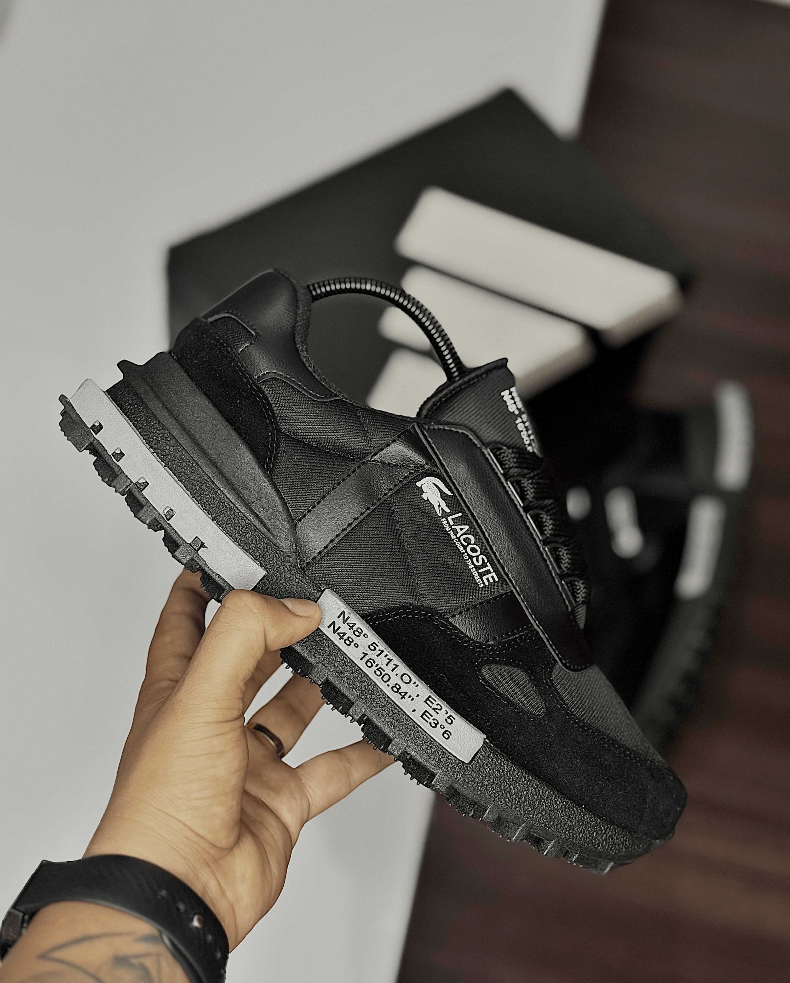 LACOSTE ELITE  color NEGRO GRIS